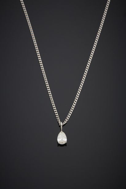 null Collier en or gris 18K 750‰, paré d’un pendentif serti d’un diamant taillé en...