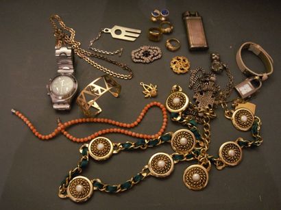 null Lot de bijoux de fantaisie comprenant bracelets, bagues, une chevalière, ceinture,...