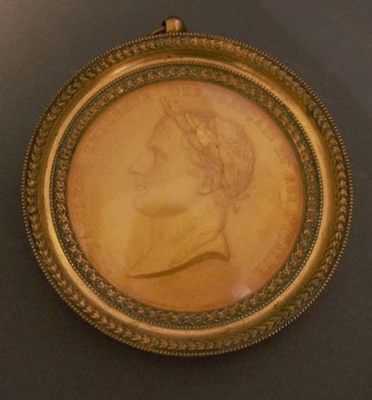 null Médaille en bronze doré représentant l’empereur Napoléon 1er de profil, dans...