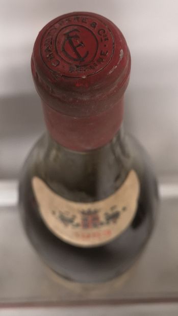 null 1 bouteille MUSIGNY - CHAMPY Père Cie 1953 

Étiquette tachée. Niveau à 6 c...