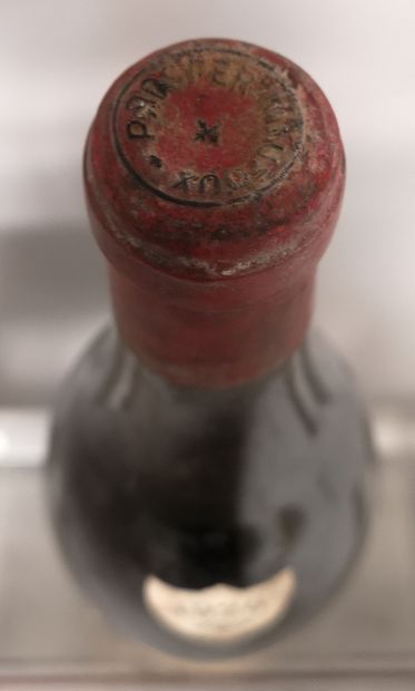 null 1 bouteille VOSNE ROMANEE - Prosper MAUFOUX 1926 

Étiquette très abîmée. Niveau...