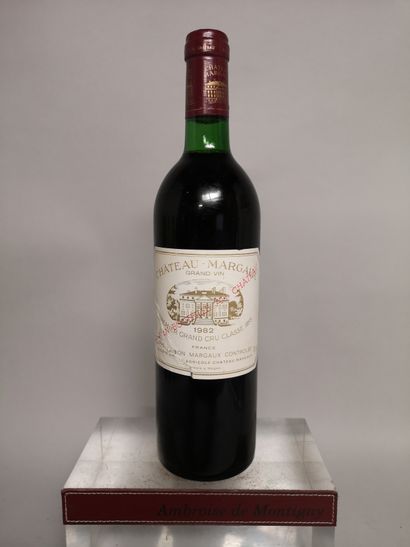 null 1 bottle Château MARGAUX - 1st GCC Margaux 1982 

Slightly damaged label. Level...