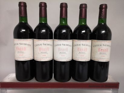 null 5 bouteilles Château SAUDINANT - Médoc 1998 

Étiquettes légèrement tachées....