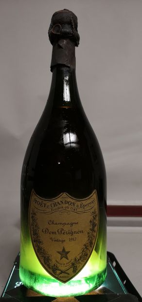 null 1 bouteille CHAMPAGNE DOM PERIGNON 1947 

Belle couleur, léger pétillant, niveau...