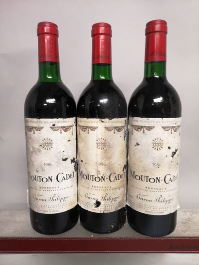 3 bottles MOUTON CADET - Bordeaux 1986 

Stained...