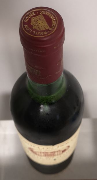 null 1 bouteille PAVILLON ROUGE 2e vin du Ch. Margaux - Margaux 1979 

Etiquette...