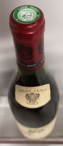 null 1 bouteille VOLNAY - Louis Jadot 1983 

Étiquette légèrement tachée. Niveau...