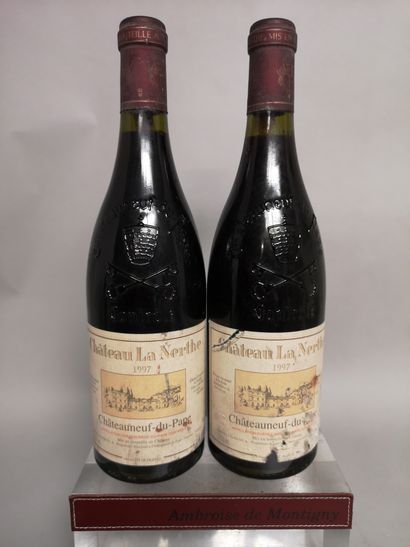 null 2 bottles CHATEAUNEUF du PAPE - Château de La NERTHE 1997 

Stained and badly...