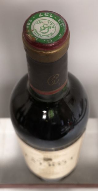 null 1 bouteille Château TALBOT - 4e Gcc Saint Julien 1983 

Étiquette tachée. Niveau...
