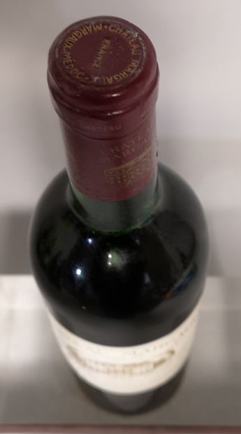 null 1 bouteille Château MARGAUX - 1er GCC Margaux 1982 

Etiquette légèrement abîmée....