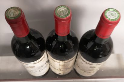 null 3 bottles MOUTON CADET - Bordeaux 1986 

Stained and slightly damaged labels....