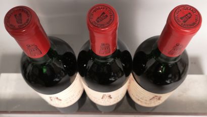 null 3 bouteilles Château LATOUR - 1er GCC Pauillac 1973 

Étiquettes tachées et...