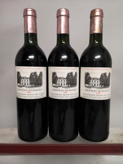 null 3 bouteilles Château DASSAULT - Saint Emilion Grand Cru Classé 1981 

Étiquettes...