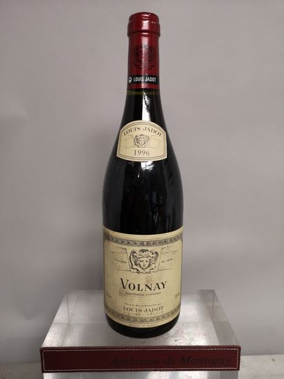 null 1 bouteille VOLNAY - Louis Jadot 1996 

Étiquette légèrement tachée.