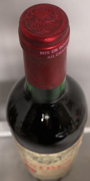 null 1 bouteille PETRUS - Pomerol 1976 

Étiquette légèrement tachée.