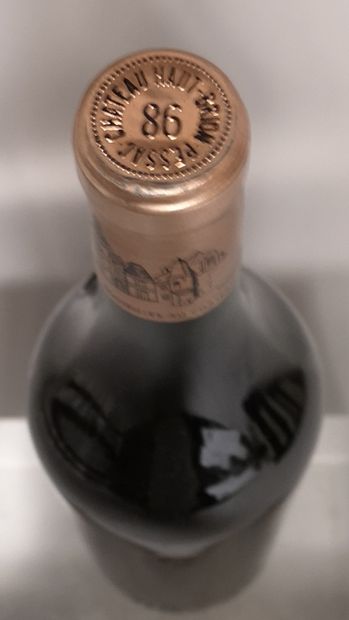 null 1 bouteille Château HAUT BRION - 1er Gcc Graves 1986 

Étiquette marquée.