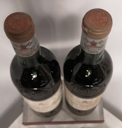 null 2 bouteilles Chateau PAPE CLEMENT - Grand Cru Classé de Graves 1966 

Étiquettes...