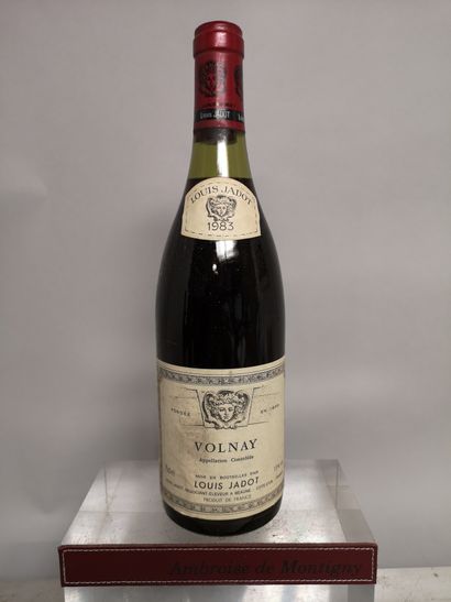 null 1 bouteille VOLNAY - Louis Jadot 1983 

Étiquette légèrement tachée. Niveau...
