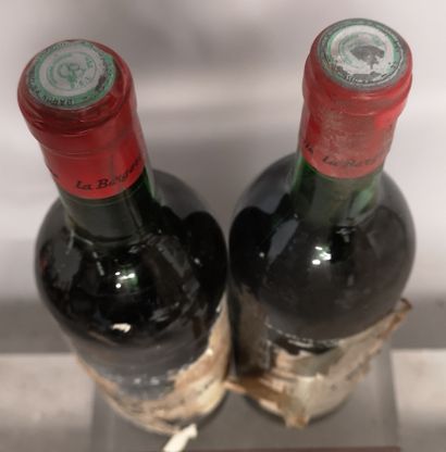 null 2 bouteilles MOUTON CADET - Bordeaux 1 de 1961 et 1 présumé 1964 

Étiquettes...