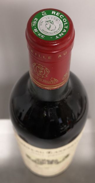 null 1 bouteille Château LANESSAN - Haut Médoc 1989 

Étiquette légèrement taché...