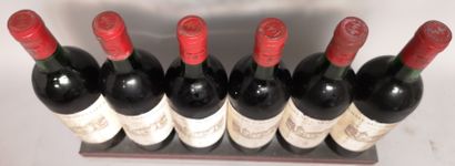 null 6 bottles Château CARBONNIEUX - Grand Cru Classé de Graves 1976 

Slightly stained...
