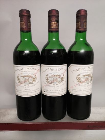 null 3 bouteilles Château MARGAUX - 1er Gcc Margaux 1976 

1 étiquette légèrement...