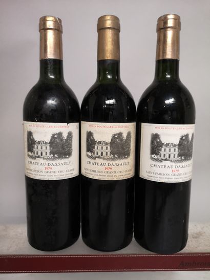 null 3 bouteilles Château DASSAULT - Saint Emilion Grand Cru Classé 1979 

Étiquettes...