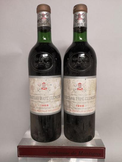 null 2 bottles Chateau PAPE CLEMENT - Grand Cru Classé de Graves 1966 

Stained labels....