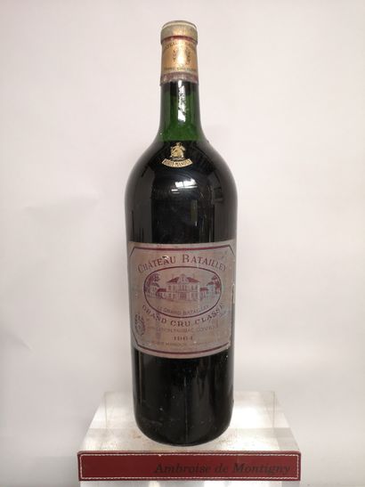 null 1 magnum Château BATAILLEY - 5e GCC Pauillac 1964 

Étiquette fanée et légèrement...