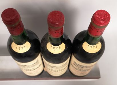 null 3 bottles Château PETIT CLOS FIGEAC - Saint Emilion 1975 

Labels slightly stained...