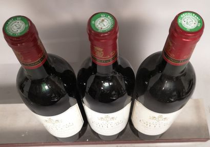 null 3 bottles Château DILLON - Haut Médoc 1999 

Slightly marked labels.