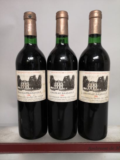 null 3 bouteilles Château DASSAULT - Saint Emilion Grand Cru Classé 1983 

Étiquettes...