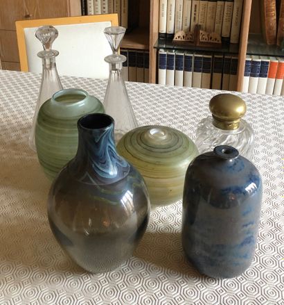 null Lot including : 

- Two carafes and their stopper, H.: 29 cm

- Four glass vases,...