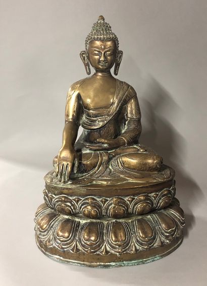 null Bouddha en bronze et laiton doré, assis sur une fleur de lotus. 

H. : 67 c...