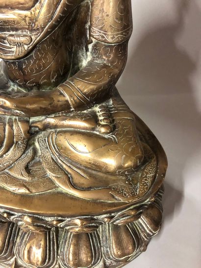 null Buddha in bronze and gilded brass, sitting on a lotus flower. 

H. 67 cm