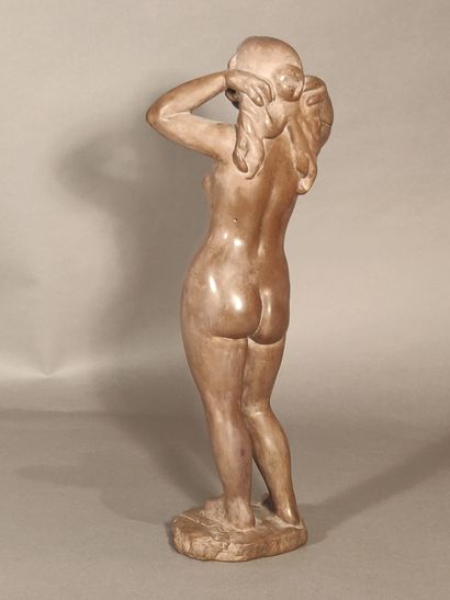 null D'après Aristide MAILLOL (1861-1944)

Nu se coiffant

Résine.

H. 35,5 cm