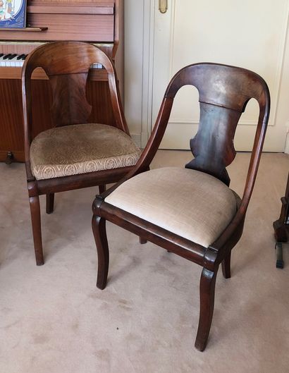 null Suite of ten mahogany and mahogany veneer chairs, curved front legs, saber-shaped...