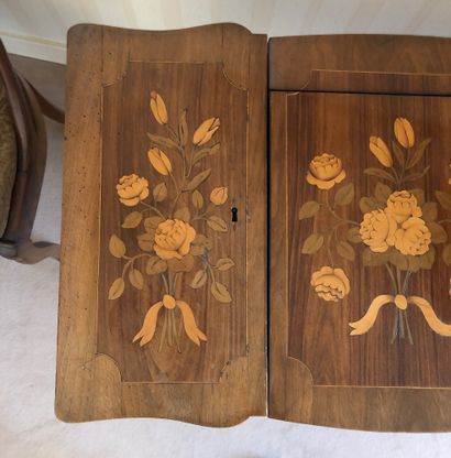 null Lot including : 

- Dressing table in fruit wood and marquetry tray of bouquets...