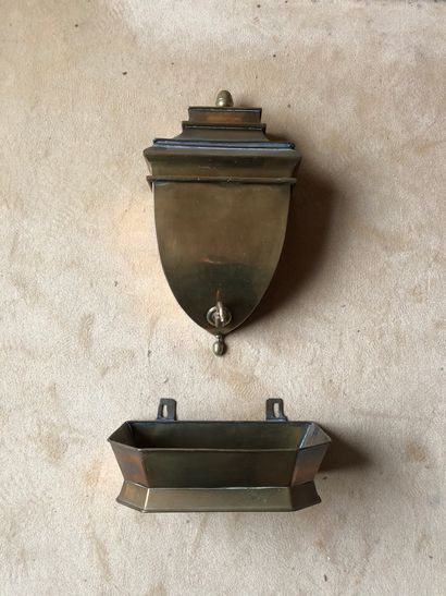 null Fontaine et son bassin en laiton doré

H. : 51 cm, la fontaine

34,5 x 22,5...