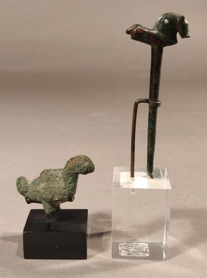 null Lot including : 

- Bronze horse and bird pin, terminated by a horse protome....