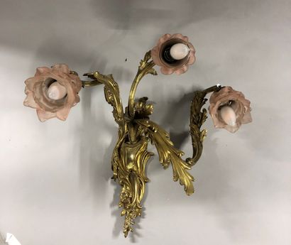 null Paire d'appliques en bronze doré et ciselé à trois lumières de style Louis XV

Accidents...