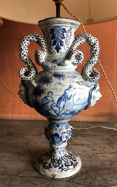 null Paire de vases balustre en faïence à anse serpent à décor bleu sur fond blanc...