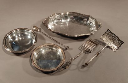 null 
Mannette en métal argenté comprenant: un plateau, des plats, des boîtes, divers...