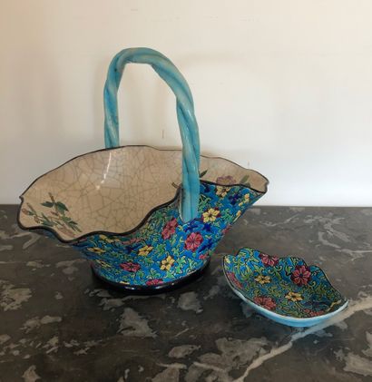 null Lot including : 

- A LONGWY enameled earthenware basket and a pocket-cup with...