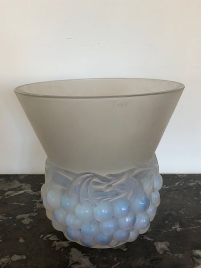 null R. LALIQUE France 

Vase in molded-pressed glass, patinated and opalescent,...