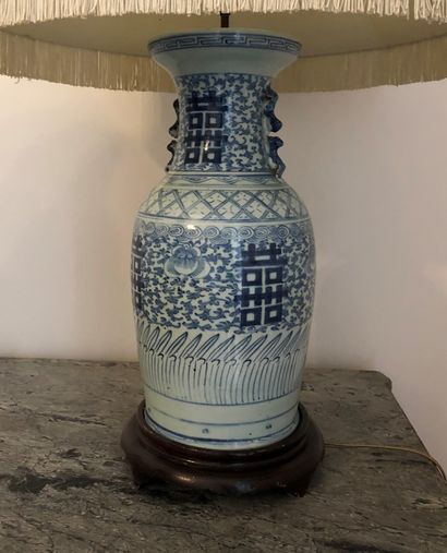 null Bridal vase in blue and white porcelain, grip with confronted dogs of Fô, mounted...