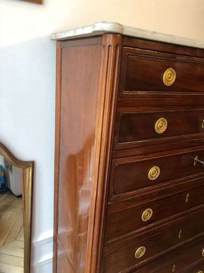 null Mahogany and mahogany veneer desk opening with 5 drawers and a flap covered...