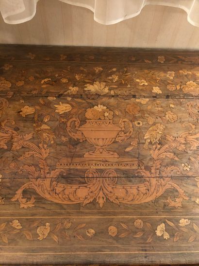 null Lot including: 

- An oak table with rich inlaid decoration of a flowering vase,...