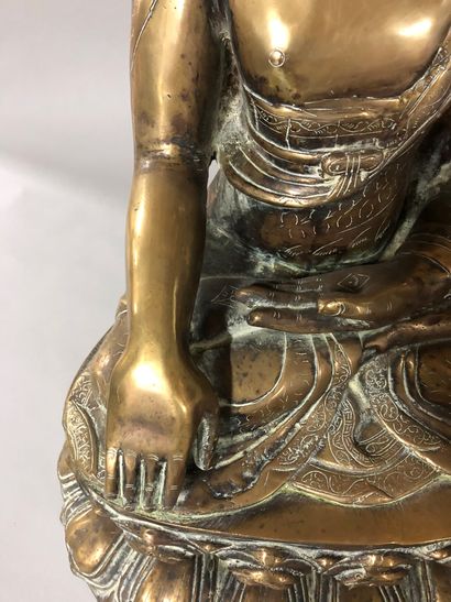 null Bouddha en bronze et laiton doré, assis sur une fleur de lotus. 

H. : 67 c...