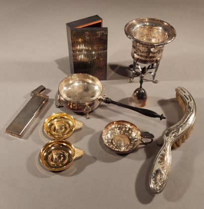 null 
Mannette in silver plated metal including: a tray, dishes, boxes, various cutlery...